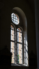 Licht dringt durch das Kirchenfenster