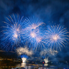 Feu d'artifice estival lors des fêtes des soirées vénitiennes de Saint Jean cap Ferrat sur la Côte d'Azur