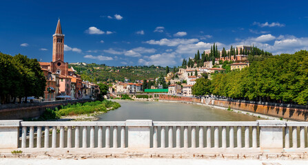 Blick von der Ponte Nuovo über die Etsch auf die Altstadt von Verona und Castel San Pietro in Italien - obrazy, fototapety, plakaty