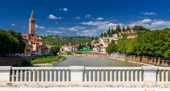 Blick von der Ponte Nuovo &uuml;ber die Etsch auf die Altstadt von Verona und Castel San Pietro in Italien