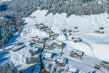 Baad im Winter, eine idyllisch gelegene Ortschaft im hinteren Kleinwalsertal