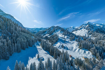 Strahlender Sonnenschein über dem herrlich verschneiten Kleinwalsertal nahe Baad