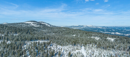Ausblick in den winterlichen Bayerwald, verschneite Mittelgebirgslandschaft am Arber in...