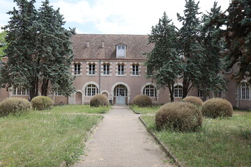 Ancien hospice Saint Brice, hôpital et maison de retraite, vue de l'extérieur, ville de Chartres,...