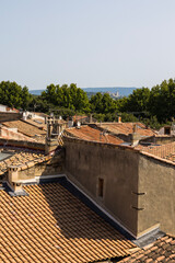 Vue sur les toitures en terre cuite d’Arles jusqu’à l’Abbaye de Montmajour à l’horizon depuis l’Eglise Notre-Dame-de-la-Major