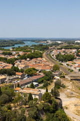 Vue sur le Rhône et les voies de chemin de fer depuis la tour du Luma à Arles