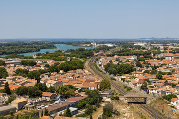 Fototapeta na wymiar Vue sur le Rhône et les voies de chemin de fer depuis la tour du Luma à Arles