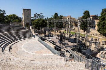 Théâtre antique d’Arles, en cours de préparation pour un nouveau spectacle, depuis les gradins