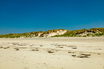 Unterwegs am kilometerlangen Sandstrand der Atlantikküste in der wunderschönen Bretagne - Plage De Treogat - Frankreich