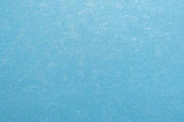 Fototapeta na wymiar Panorama de fond uni en papier bleu ciel pour création d'arrière plan. 