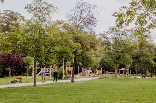 ein kleiner spielplatz in Falkensee hinter einergr&uuml;nen Wiese