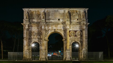 Fototapeta na wymiar Beautiful shot of the Arch of Constantine in Rome at night