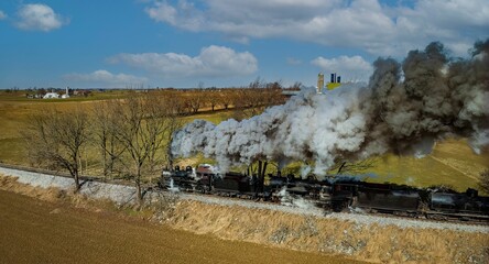 Obraz premium Train traveling along railroad tracks