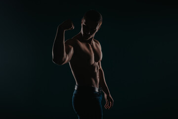 Naklejka premium Charming and well-built man flexing his bicep