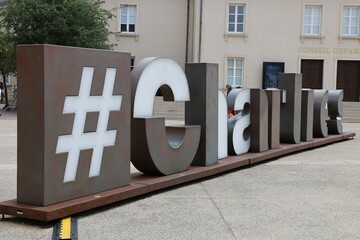 Logo de la ville en forme de hashtag, ville de Chartres, département de l'Eure et Loir, France