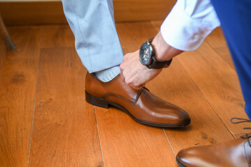 Le marié en plein préparatifs pour son mariage 