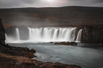 Obraz premium düstere Ansicht auf den Godafoss Wasserfall in Island