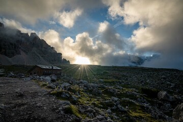 Dolomiten ,berge Italien Sonnenstern ,wolken ,Sonne, Tal ,S&uuml;dtirol, Alpin , Sonnenaufgang 