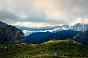 Obraz na płótnie Canvas Dolomiten ,berge Italien Sonnenstern ,wolken ,Sonne, Tal ,Südtirol, Alpin , Sonnenaufgang 