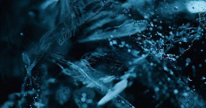 D&eacute;tails d'un bloc de glace sur fond noir