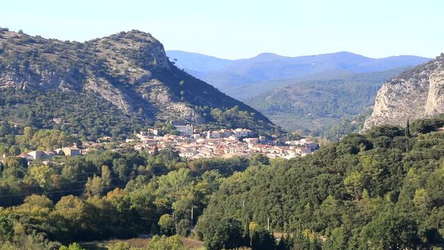 Le village d'Anduze lov&eacute; au pied des falaises c&eacute;venoles dans le Gard.