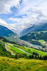 Airolo, Dorf, Tremola, Passstrasse, Gotthard, Leventina, Tal, Gotthardstrasse, Tunneleinfahrt, Gotthardtunnel, Tessin, Landwirtschaft, Felder, Sommer, Reiseverkehr, Stau, Schweiz 