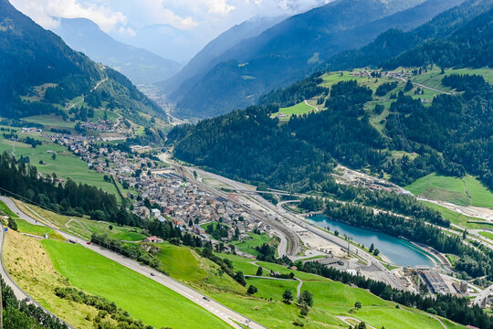 Airolo, Dorf, Tremola, Passstrasse, Gotthard, Leventina, Tal, Gotthardstrasse, Tunneleinfahrt, Gotthardtunnel, Tessin, Sommer, Reiseverkehr, Stau, Schweiz 