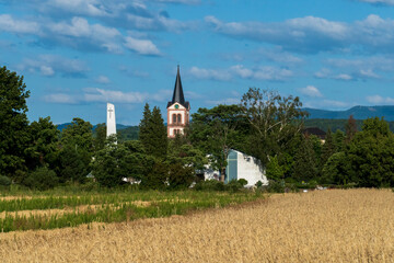 Blick auf Sandweier Baden-Baden mit Friedhof, und Kirche St. Katharina