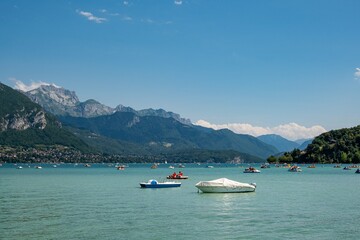 Fototapeta na wymiar Annecy et son lac dans le département de la Haute-Savoie