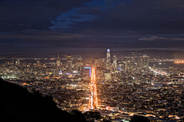 Blick von Twin Peaks auf die Skyline von San Francisco in den Abendstunden