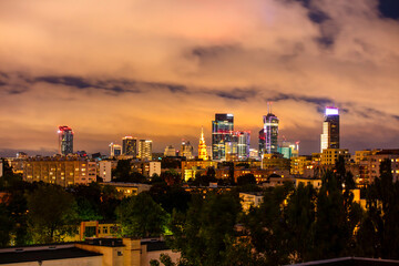 Warszawa, nocna panorama miasta. Zachmurzone niebo.