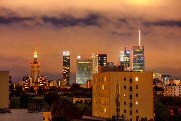 Warszawa, nocna panorama miasta. Zachmurzone niebo.
