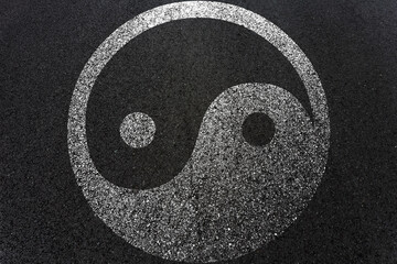 yin yang symbole sur asphalte 