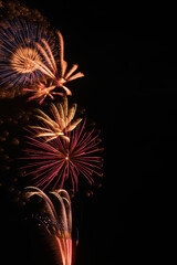 縦に連なる打ち上げ花火