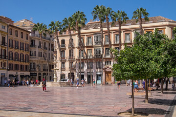 Obraz premium Palmeras y plaza de la Constitución en el centro urbano de la ciudad de Málaga