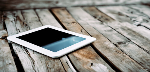  immagine primo piano di tablet spento su vecchia superficie in legno rustico, vista da sopra