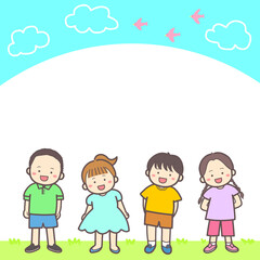 青空の下笑顔で並ぶ子どもたち