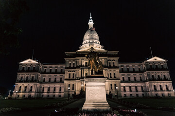 Fototapeta na wymiar Michigan state capitol building at night.
