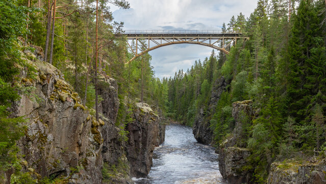 Storstupet. J&auml;rnv&auml;gsbron &ouml;ver &Auml;m&aring;n i Orsa kommun.