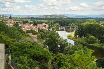Fototapeta na wymiar La ville de Pont-du-Chateau en Auvergne en France