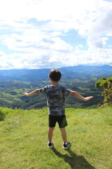 Obraz premium menino e o mundo natural