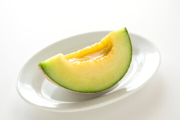 白いお皿とメロン