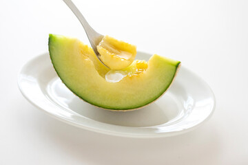 完熟メロンをスプーンで食べることろ