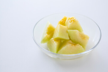 透明な器に盛ったカットメロン