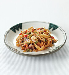 흰색 접시에 있는 주꾸미 볶음국수 