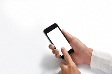 スマホを手で操作するビジネスマン