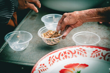 The help of volunteers helps to donate free food to the starving people.