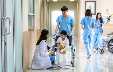 Obraz premium Asian smiling woman doctor service help support discussing and consulting talk to little girl patient give teddy bear and check up information in hospital