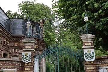 Blasons de la ville encadrant le portail de l'hôtel de ville, ville de Dreux, département de...