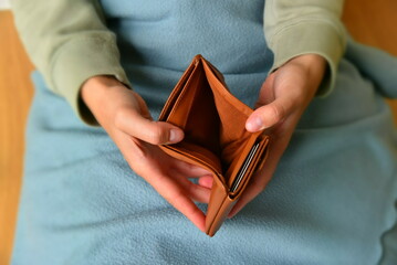Eine Frau mit einem leeren Geldbeutel